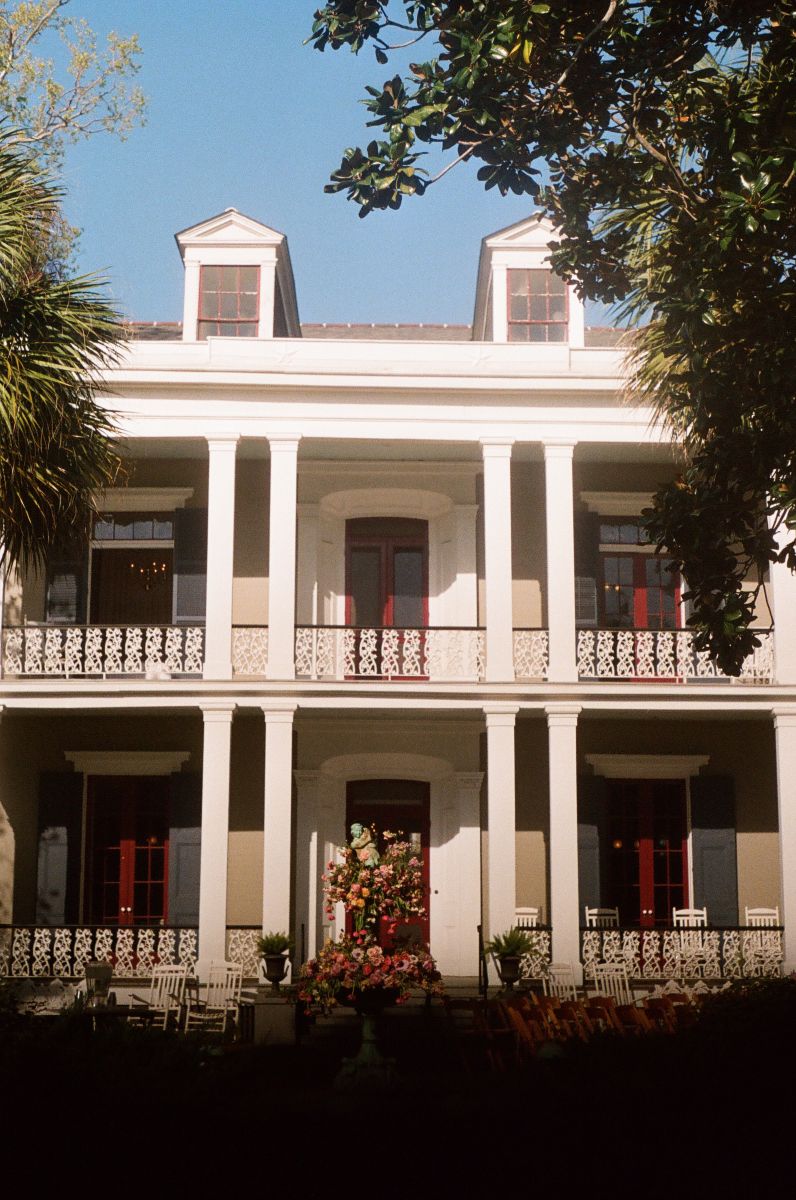 the front of derbes mansion in new orleans